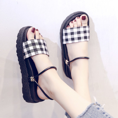 Γυναικεία σανδάλια με εθνοτικά μοτίβα σε διαφορετικά χρώματα