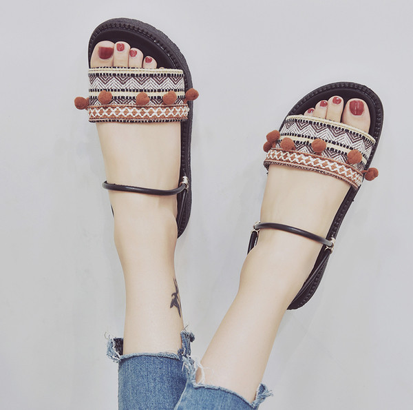 Γυναικεία σανδάλια με εθνοτικά μοτίβα σε διαφορετικά χρώματα