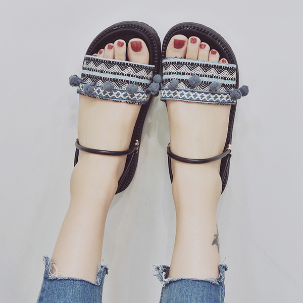 Γυναικεία σανδάλια με εθνοτικά μοτίβα σε διαφορετικά χρώματα