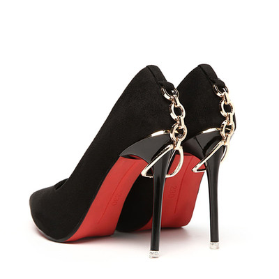 Κομψά γυναικεία παπούτσια με μεταλλικό στοιχείο στο τακούνι