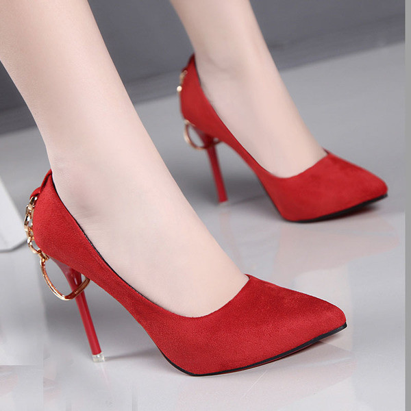 Κομψά γυναικεία παπούτσια με μεταλλικό στοιχείο στο τακούνι