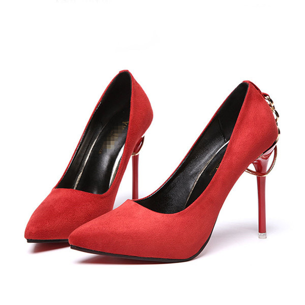 Κομψά γυναικεία παπούτσια με μεταλλικό στοιχείο στο τακούνι