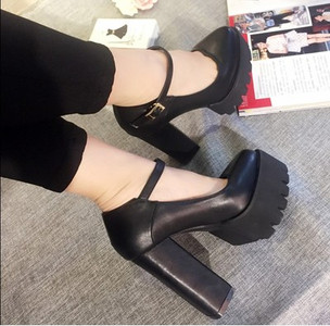 Γυναικεία παπούτσια με παχύ τακούνι