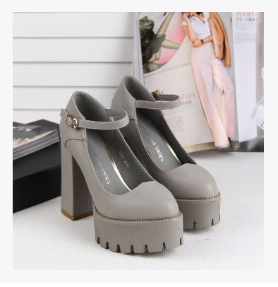 Γυναικεία παπούτσια με παχύ τακούνι