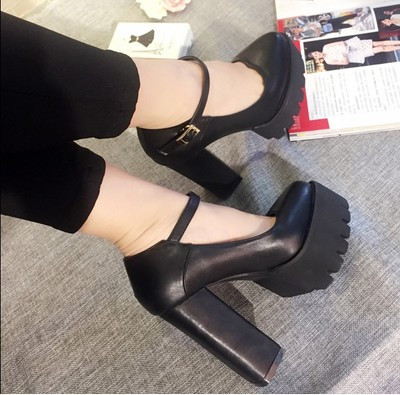 Γυναικεία παπούτσια με παχύ τακούνι