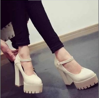 Γυναικεία παπούτσια με παχύ τακούνι