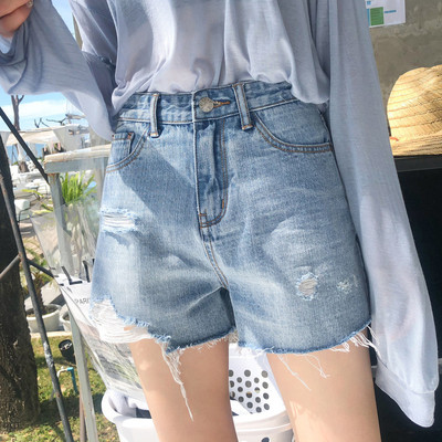 Κομψά μοντέρνα γυναικεία σορτς σε ανοιχτό χρώμα