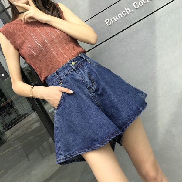 Pantaloni scurti moderni de dama croiati in doua culori