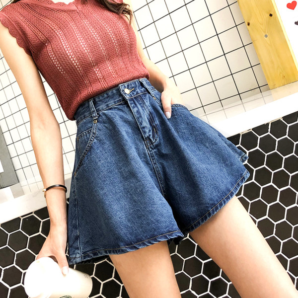 Pantaloni scurti moderni de dama croiati in doua culori