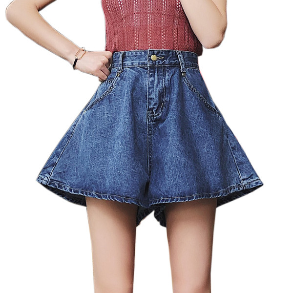 Pantaloni scurti moderni de dama croiati in doua culori