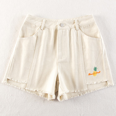 Дамски модерени къси панталони с декорация в бежав и черен цвят