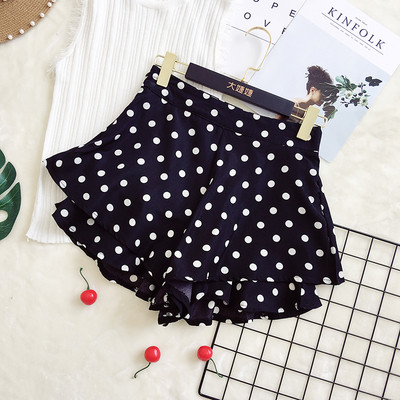 Σύντομα παντελόνια γυναικεία παντελόνια της μόδας με μαύρες, λευκές και κόκκινες κουκίδες