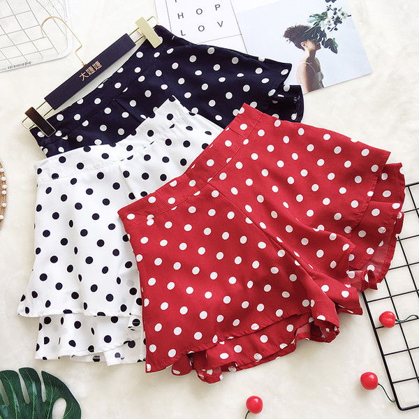 Σύντομα παντελόνια γυναικεία παντελόνια της μόδας με μαύρες, λευκές και κόκκινες κουκίδες