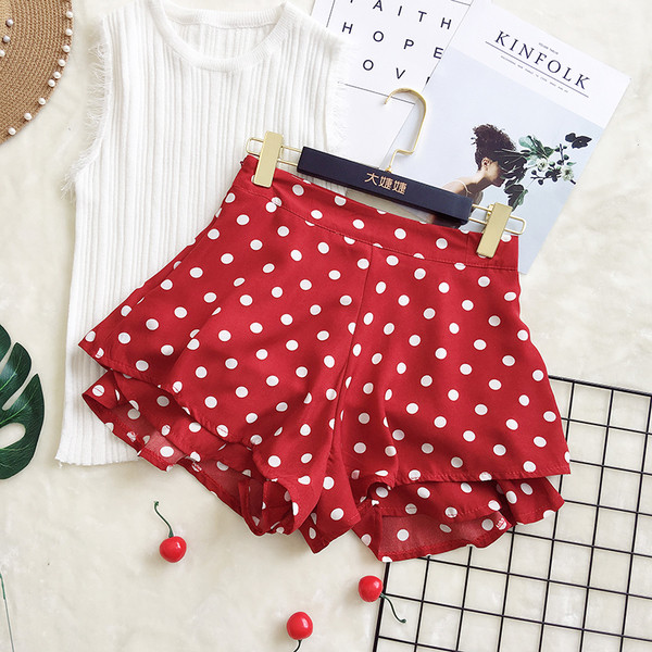 Σύντομα παντελόνια γυναικεία παντελόνια της μόδας με μαύρες, λευκές και κόκκινες κουκίδες