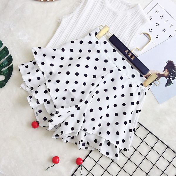 Σύντομα παντελόνια γυναικεία παντελόνια της μόδας με μαύρες, λευκές και κόκκινες κουκίδες