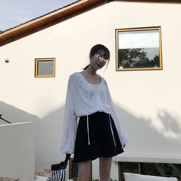 Pantaloni scurți de damă în alb-negru