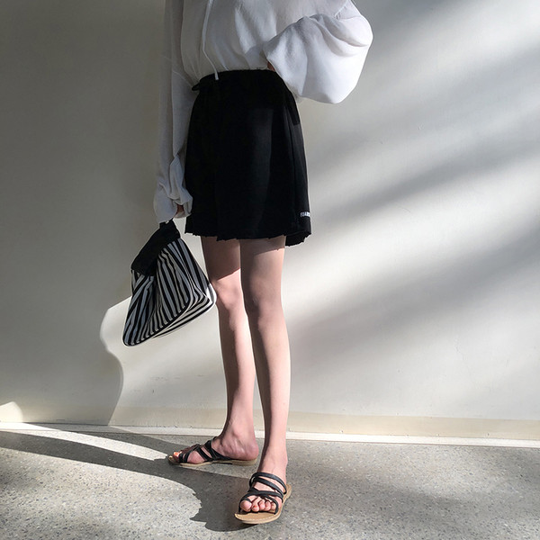 Pantaloni scurți de damă în alb-negru