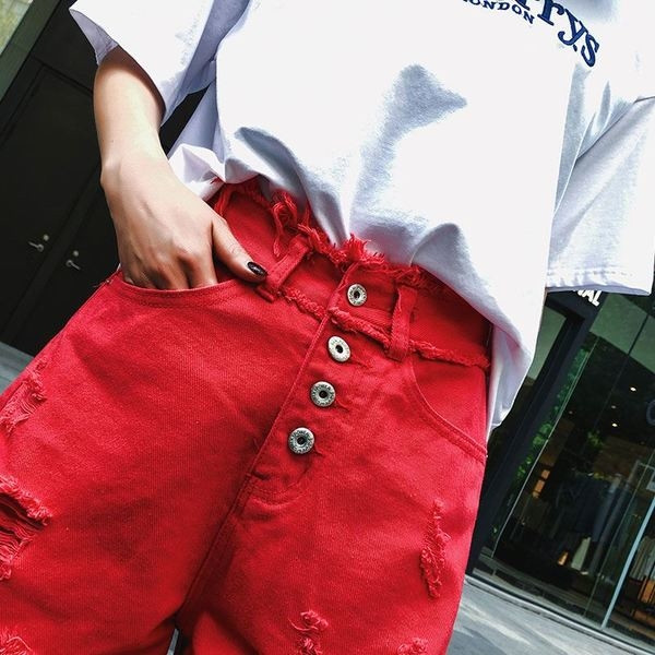 Модерни къси дамски дънки в червен, черен и бял цвят