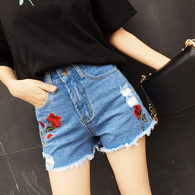 Γυναικεία short jeans σε δύο διαφορετικά χρώματα