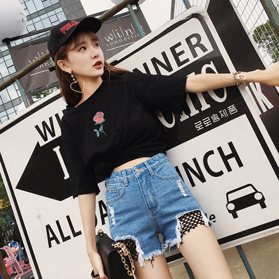 Γυναικεία short jeans σε δύο διαφορετικά χρώματα