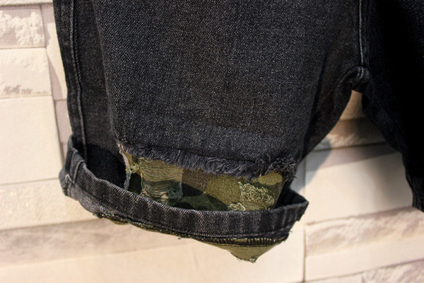 Мъжки къси ефектни дънки с камуфлажни елементи