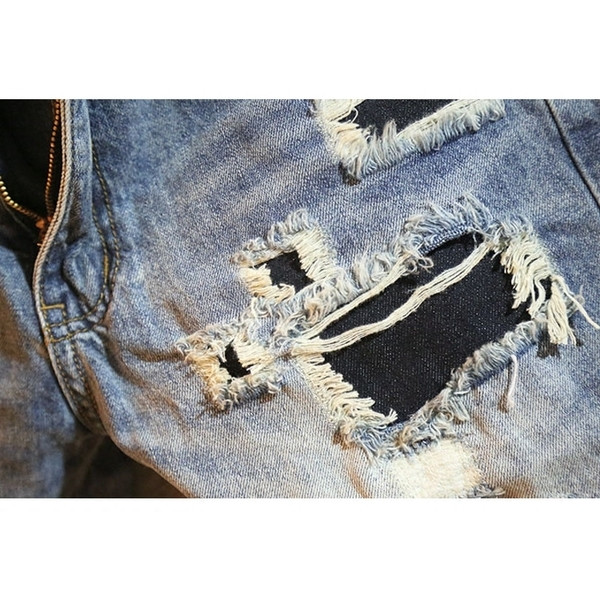 Мъжки ефектно накъсани дънки с апликации