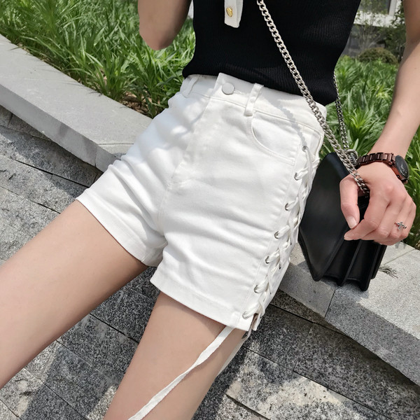 Γυναικεία τζιν  σορτσ με κορδόνια και ψηλή μέση σε λευκό και μαύρο χρώμα