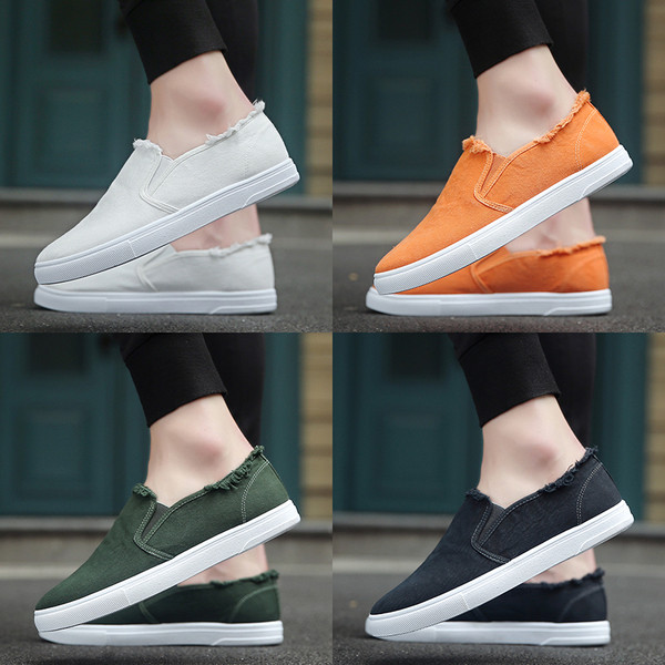 Μοντέρνα ανδρικά μοκασίνια σε τέσσερα χρώματα