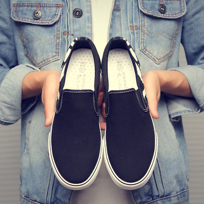 Ανθεκτικά ανδρικά μοκασίνια με επίπεδη σόλα με επιγραφές δύο χρωμάτων