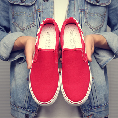 Ανθεκτικά ανδρικά μοκασίνια με επίπεδη σόλα με επιγραφές δύο χρωμάτων