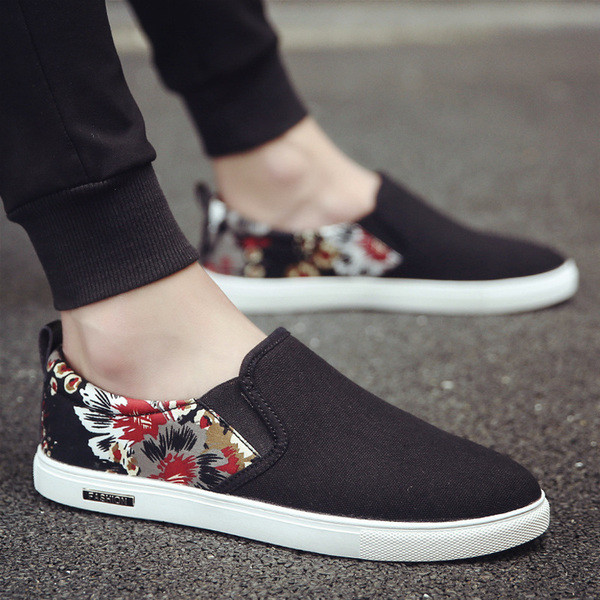 Mocasini barbatesti cu talpa plata si aplicatie