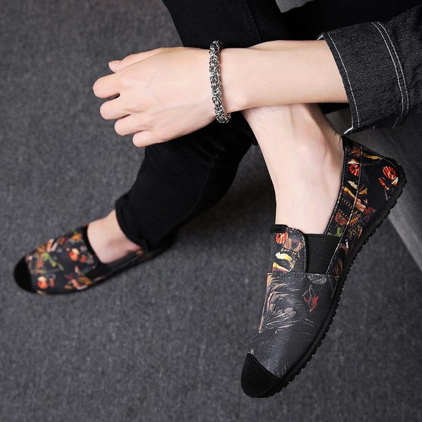 Μοντέρνα ανδρικά μοκασίνια σε διαφορετικά μοτίβα και χρώματα