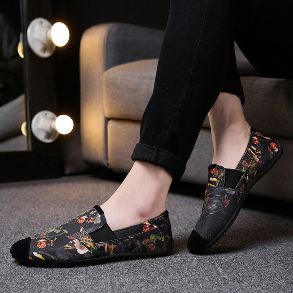 Μοντέρνα ανδρικά μοκασίνια σε διαφορετικά μοτίβα και χρώματα