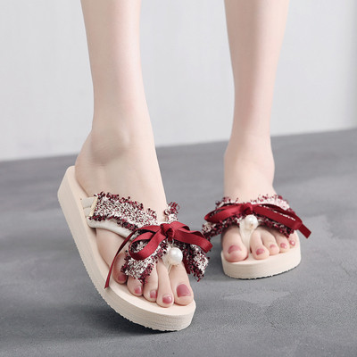 Μοντέρνες γυναικείες παντόφλες διακοσμημένες σε διαφορετικά χρώματα