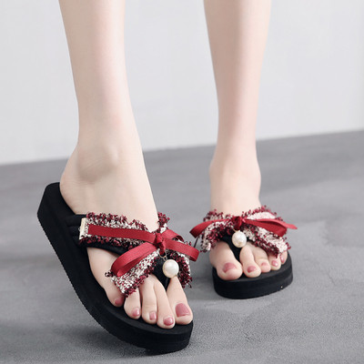 Μοντέρνες γυναικείες παντόφλες διακοσμημένες σε διαφορετικά χρώματα