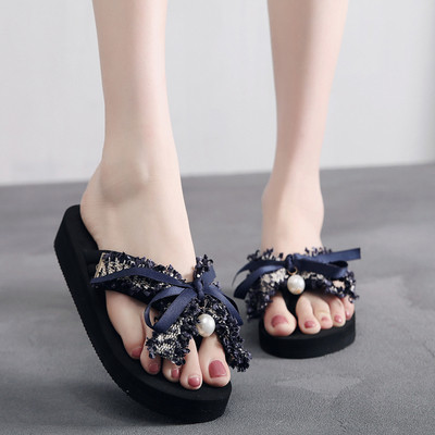 Μοντέρνες γυναικείες παντόφλες διακοσμημένες σε διαφορετικά χρώματα