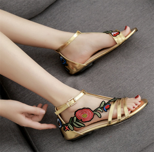 Sandale de dama din piele ecologica cu broderie - auriu si negru