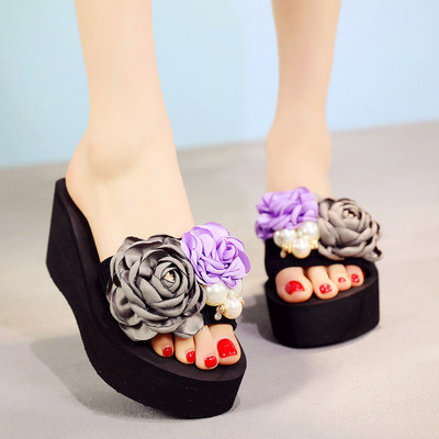 Γυναικείες παντόφλες με μαύρο χρώμα σε μια πλατφόρμα με floral διακόσμηση