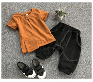 Παιδικό αγορίστικο σετ - μπλουζάκι με διακοσμητικά στοιχεία τσέπης καιπαντελόνι με απομίμηση εξωτερικής ραφής