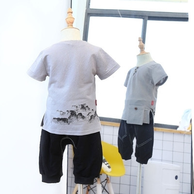 Παιδικό αγορίστικο σετ - μπλουζάκι με διακοσμητικά στοιχεία τσέπης καιπαντελόνι με απομίμηση εξωτερικής ραφής