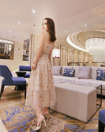 Rochie lunga delicata cu decolteu in V in doua culori