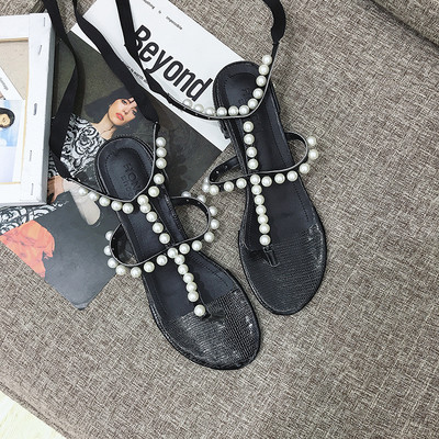 Κομψά γυναικεία σανδάλια με παχύ χαμηλό τακούνι και διακοσμητικά μαργαριτάρια σε δύο χρώματα