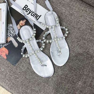 Κομψά γυναικεία σανδάλια με παχύ χαμηλό τακούνι και διακοσμητικά μαργαριτάρια σε δύο χρώματα