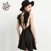 Σέξυ σύντομο φόρεμα με φτερά αγγέλου στην πλάτη