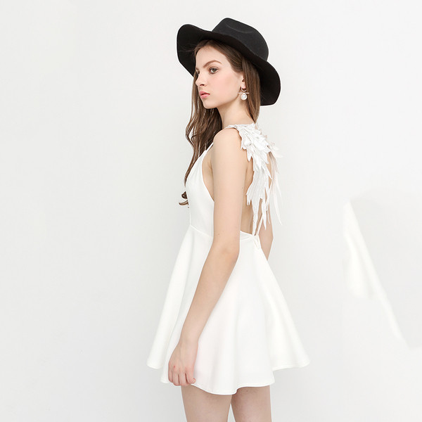 Σέξυ σύντομο φόρεμα με φτερά αγγέλου στην πλάτη