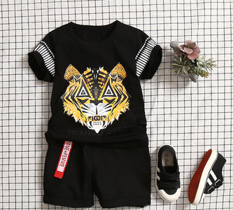 Детски модерен комплект за момчета - тениска с щампа и къси панталони
