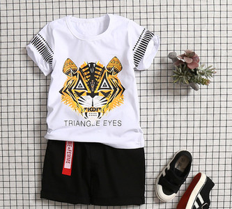 Детски модерен комплект за момчета - тениска с щампа и къси панталони