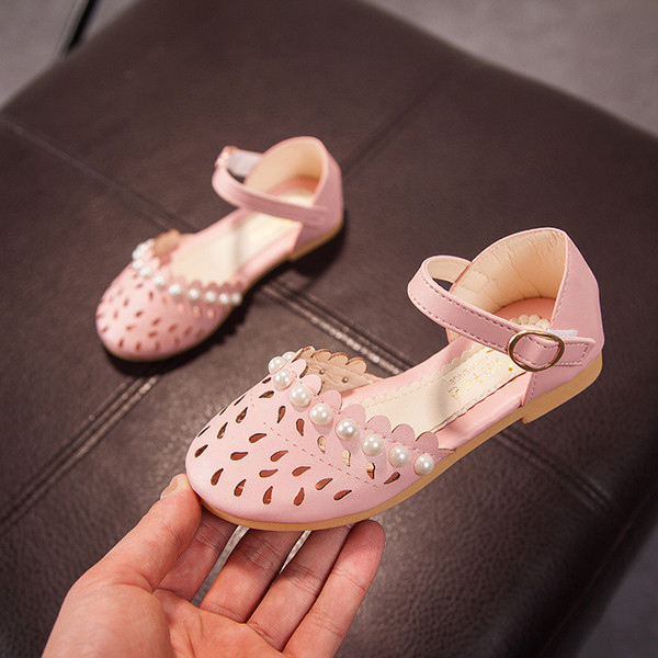 Μοντέρνα σανδάλια για κορίτσια και μαργαριτάρια διακοσμητικά σε λευκό, ροζ και μπλε χρώμα