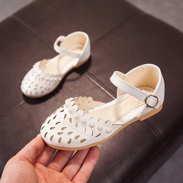 Μοντέρνα σανδάλια για κορίτσια και μαργαριτάρια διακοσμητικά σε λευκό, ροζ και μπλε χρώμα