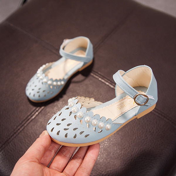 Μοντέρνα σανδάλια για κορίτσια και μαργαριτάρια διακοσμητικά σε λευκό, ροζ και μπλε χρώμα